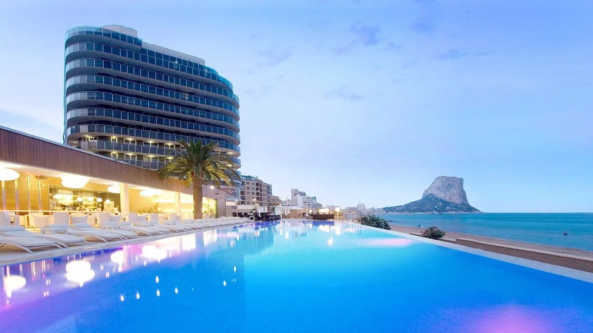 Luxury beachfront hotel in Calpe with infinity pool overlooking the Mediterranean and Peñón de Ifach